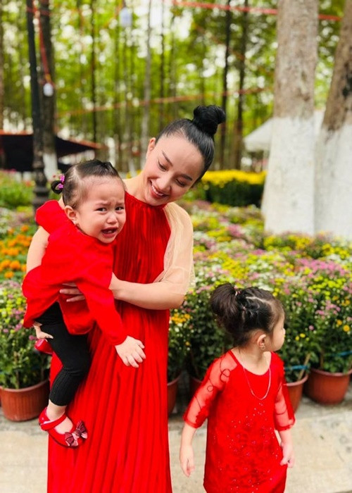 Không rõ vì sao Bảo Nhi mếu máo khi đi chơi. Ảnh: Yan