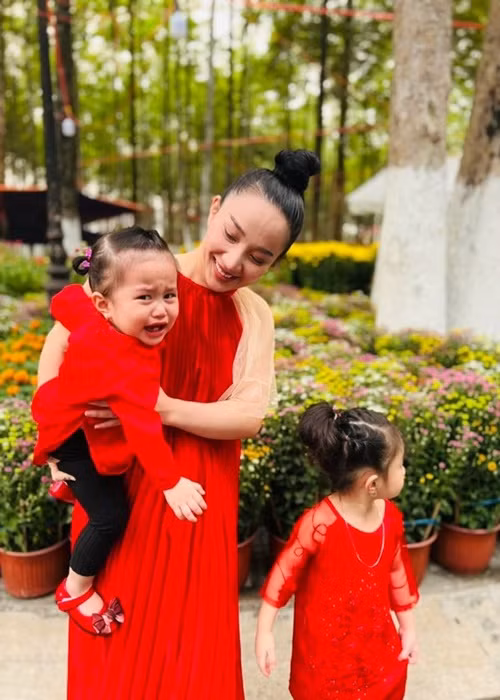 Không rõ vì sao Bảo Nhi mếu máo khi đi chơi. Ảnh: Yan