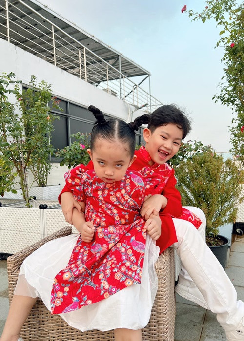 Bé Kubi - con trai Phan Hiển trêu đùa để em gái cười. Tuy nhiên, bé Anna vẫn làm mặt xấu.