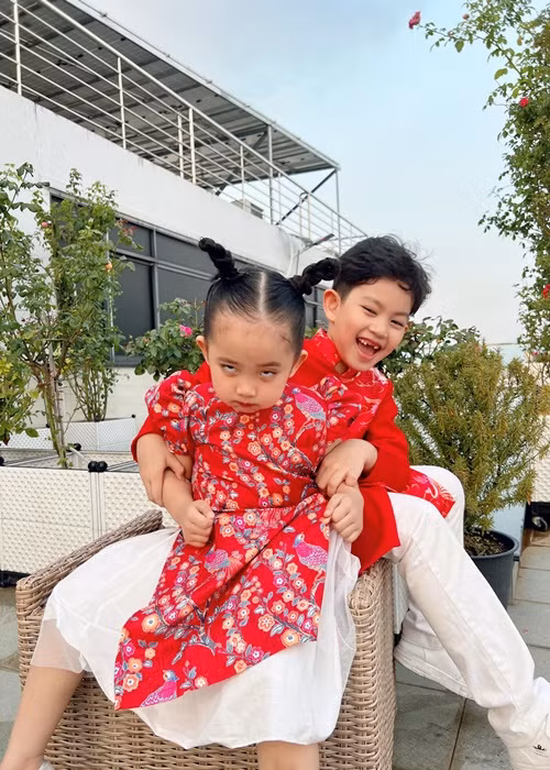 Bé Kubi - con trai Phan Hiển trêu đùa để em gái cười. Tuy nhiên, bé Anna vẫn làm mặt xấu.