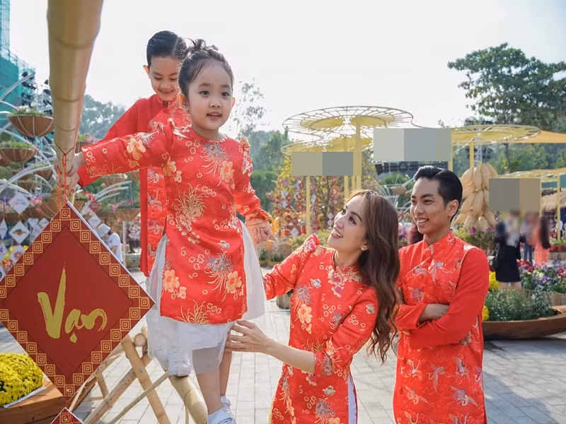 Vợ chồng Khánh Thi đưa hai con đi chơi trước Tết Nguyên đán 2022.