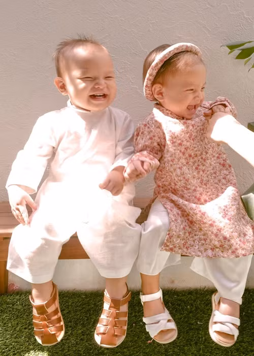 Cặp đôi Kim Lý - Hà Hồ còn ghi lại hình ảnh Leon và Lisa cười tít mắt trong trang phục áo dài.