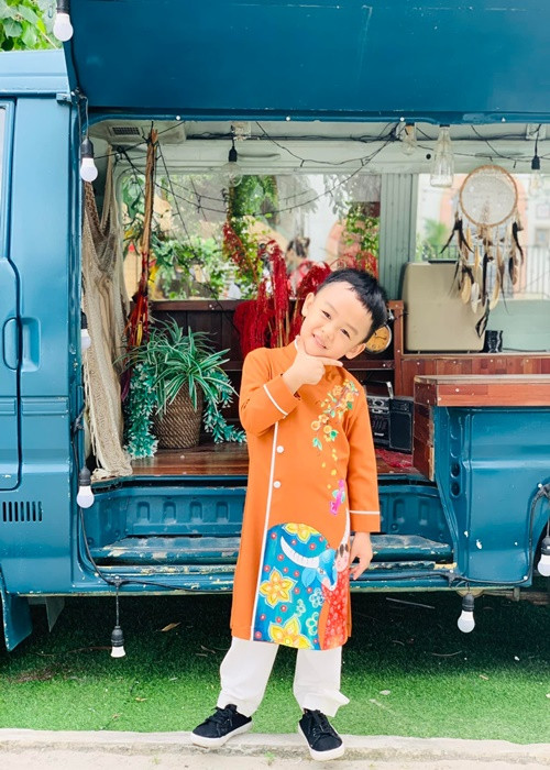 Nhóc tì nhà Lê Bê La cũng xúng xính áo dài.