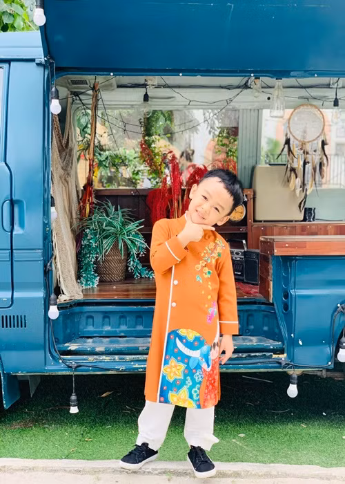 Nhóc tì nhà Lê Bê La cũng xúng xính áo dài.