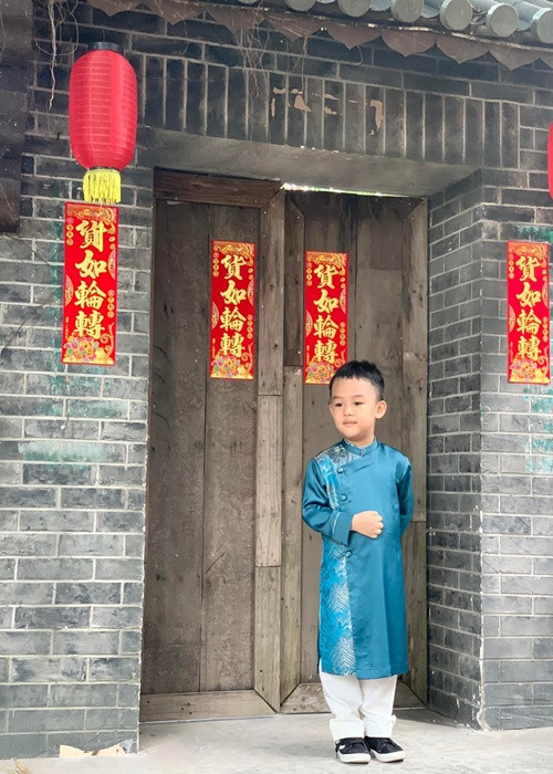 Con trai của Lê Bê La tỏ ra chững chạc.