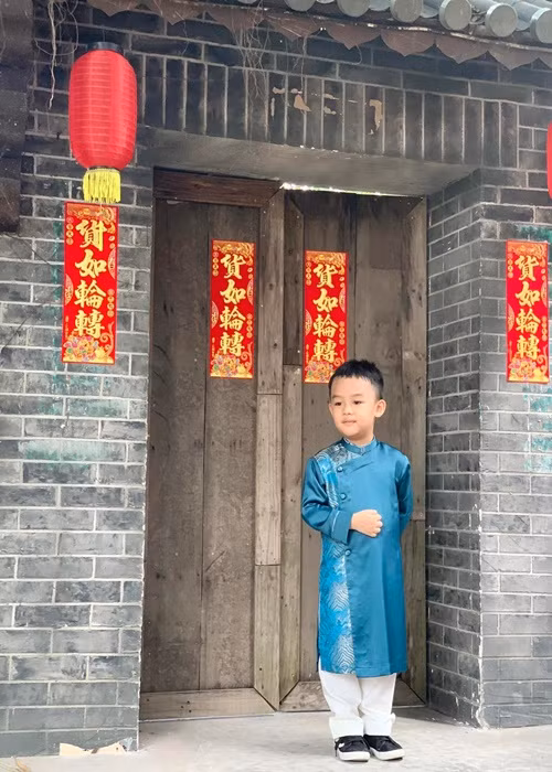 Con trai của Lê Bê La tỏ ra chững chạc.