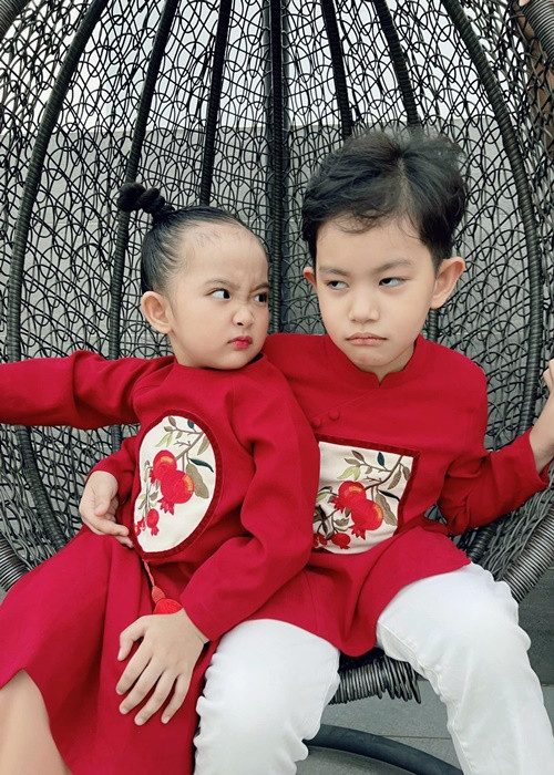 Kubi và Anna diện áo dài đồng điệu.