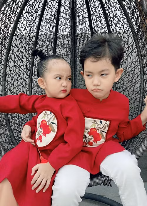 Kubi và Anna diện áo dài đồng điệu.