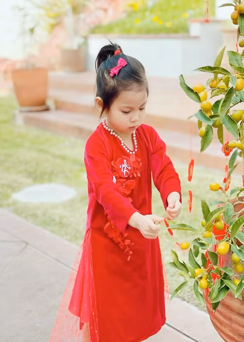 Từ Mỹ, Thanh Thảo khoe con gái diện áo đỏ.