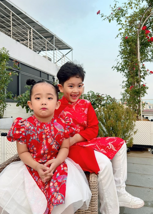"Cậu ấm, cô chiêu" nhà sao Việt Khánh Thi - Phan Hiển cũng được bố mẹ cho hưởng không khí Tết từ sớm khi liên tục diện áo dài.