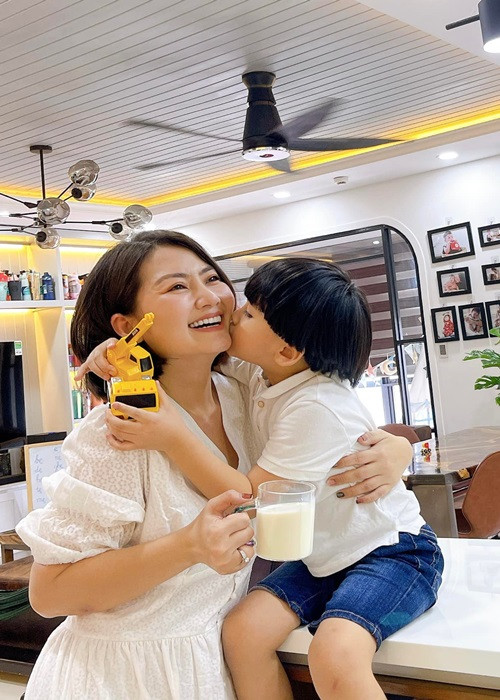 “Ngoài thời gian làm việc thì ba chân bốn cẳng chạy về với con, thời gian dành cho mình còn chẳng có thì thời gian đâu mà hẹn hò yêu đương”, vợ cũ của Thanh Bình tâm sự.