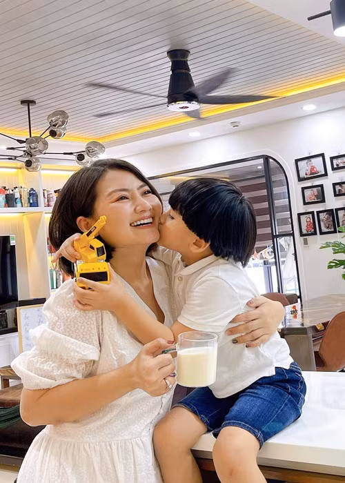 “Ngoài thời gian làm việc thì ba chân bốn cẳng chạy về với con, thời gian dành cho mình còn chẳng có thì thời gian đâu mà hẹn hò yêu đương”, vợ cũ của Thanh Bình tâm sự.