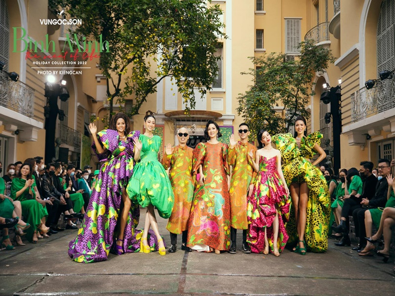 Nhiều khán giả lo lắng cho nữ ca sĩ Lệ Quyên (thứ hai bên phải) khi cô từng tiếp xúc với Minh Tú trong một show thời trang diễn ra ngày 7/1. Ảnh: FB Lệ Quyên