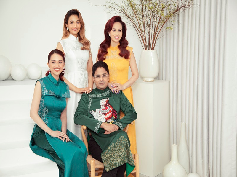 Diệu Hoa được khán giả yêu mến gọi là Hoa hậu hạnh phúc nhất Việt Nam. Hoa hậu Việt Nam 1990 từng tự hào chia sẻ: “Tôi phải cảm ơn cuộc thi Hoa hậu Việt Nam vì đã cho tôi được gặp Maneesh. Tôi nghĩ, điều quan trọng nhất gắn kết tôi và anh là tình cảm. Vật chất rồi cũng mất đi, chỉ có tình yêu còn lại. Hôn nhân phải được nuôi dưỡng bằng tình yêu giữa hai người. Tôi luôn biết ơn dư luận đã dành cho tôi nhiều thiện cảm, nhiều nhận xét tốt đẹp và coi đó là sự khích lệ để tôi chú ý tự hoàn thiện mình. Tôi nghĩ mỗi người một duyên phận và tôi hài lòng với những gì mình đang có".