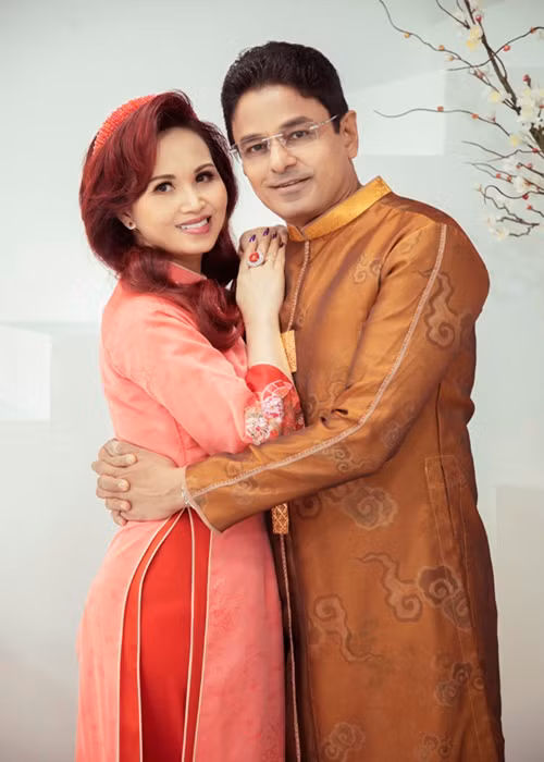 Nhân dịp Tết đến Xuân về, gia đình Hoa hậu Diệu Hoa đã thực hiện bộ ảnh mới trong trang phục áo dài.