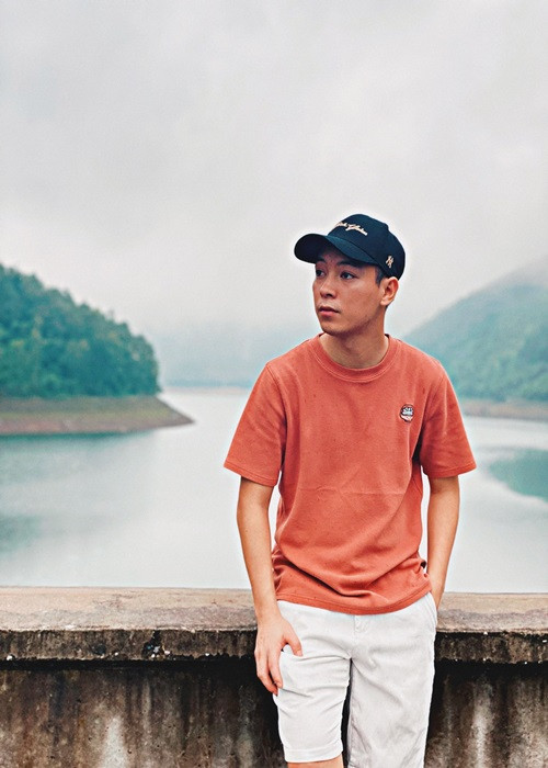 Ngày nhỏ, Thái Dương tham gia các đội bóng trẻ của tỉnh Vĩnh Phúc. Theo Dân Việt, anh cùng thời với rất nhiều các cầu thủ nổi tiếng hiện tại của Việt Nam như Công Phượng, Xuân Trường, Tuấn Anh. Năm 2013, Thái Dương thi vào trường Trung cấp Văn hóa Nghệ thuật tỉnh và bắt đầu con đường nghệ thuật.