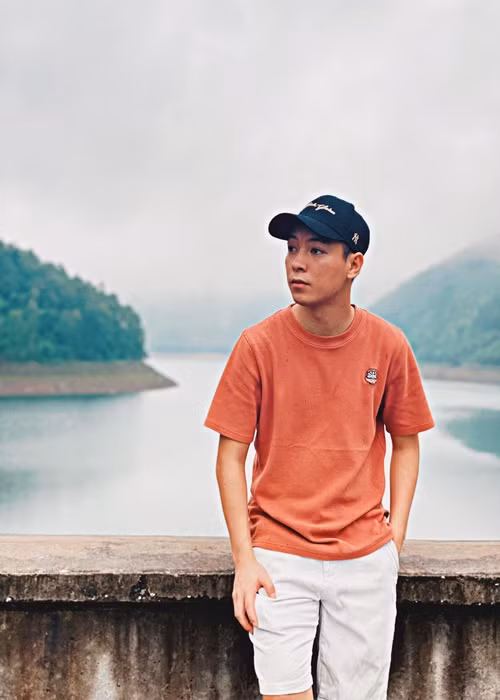 Ngày nhỏ, Thái Dương tham gia các đội bóng trẻ của tỉnh Vĩnh Phúc. Theo Dân Việt, anh cùng thời với rất nhiều các cầu thủ nổi tiếng hiện tại của Việt Nam như Công Phượng, Xuân Trường, Tuấn Anh. Năm 2013, Thái Dương thi vào trường Trung cấp Văn hóa Nghệ thuật tỉnh và bắt đầu con đường nghệ thuật.