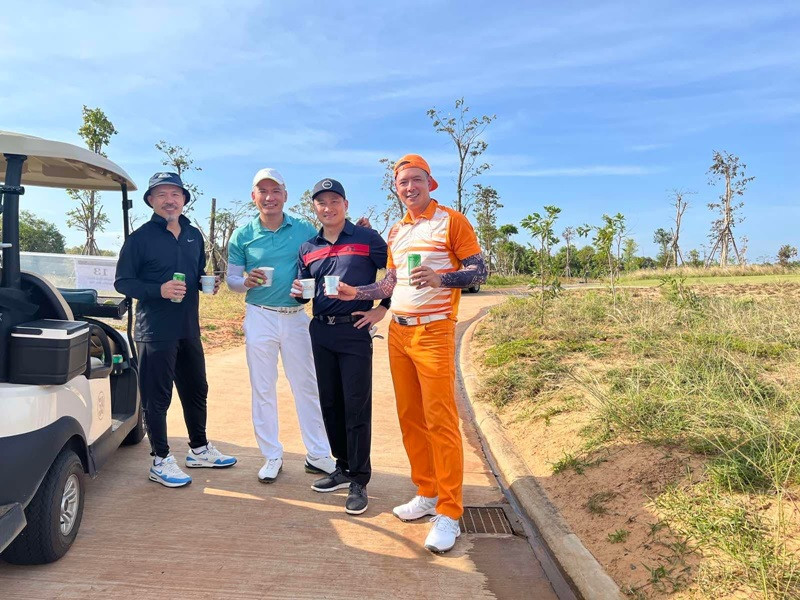 Chi Bảo thường đánh golf cùng Bình Minh (ngoài cùng bên phải). Vài năm trở lại đây, Bình Minh tập trung kinh doanh, ít tham gia showbiz.