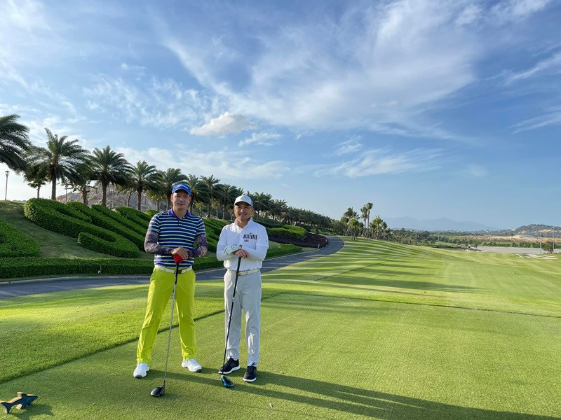 Ngoài kinh doanh, từ thiện, sau khi giải nghệ, Chi Bảo còn dành thời gian cho các sở thích như du lịch, golf.