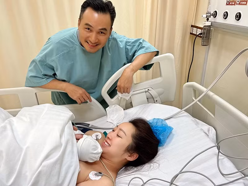 Thùy Chang chia sẻ, Chi Bảo là ông bố rất “nghiện con”.