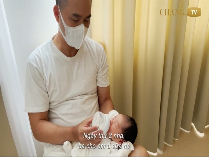 Anh liên tục cầm điện thoại chụp ảnh con, tự tay pha sữa, thay bỉm cho con.