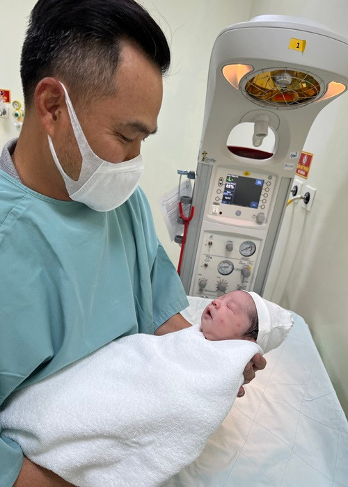 Chi Bảo trải qua khoảnh khắc đầy thiêng liêng khi lần đầu bế con trai thứ hai.