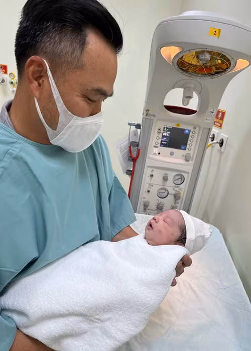 Chi Bảo trải qua khoảnh khắc đầy thiêng liêng khi lần đầu bế con trai thứ hai.