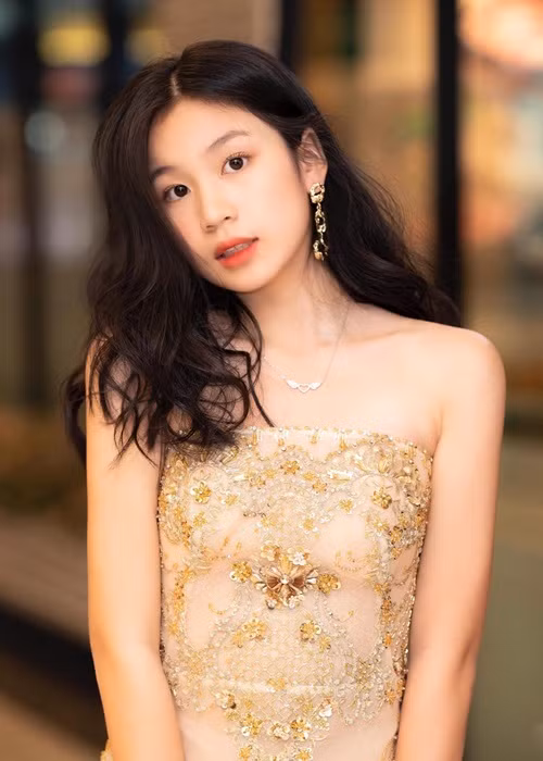 Vy Uyên sinh năm 2005, là con gái Lưu Thiên Hương. Từ bé, Vy Uyên đã được học nhạc cụ cơ bản như piano, guitar và sớm bộc lộ năng khiếu nhảy múa.