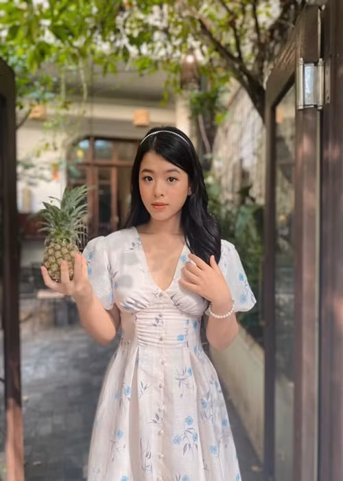 Hồng Khanh từng tham gia Giọng hát Việt nhí 2013. Mặc dù không đoạt giải nhưng con gái Chiều Xuân vẫn gây ấn tượng. Năm 2020, Hồng Khanh ra mắt MV đầu tay "Thơm".