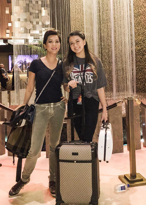 Cũng là con gái của Kỳ Duyên, Yenli có khiếu âm nhạc, đặc biệt là chơi violin. Cô từng kéo đàn trong một số chương trình mẹ làm MC.