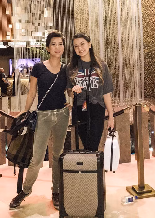 Cũng là con gái của Kỳ Duyên, Yenli có khiếu âm nhạc, đặc biệt là chơi violin. Cô từng kéo đàn trong một số chương trình mẹ làm MC.