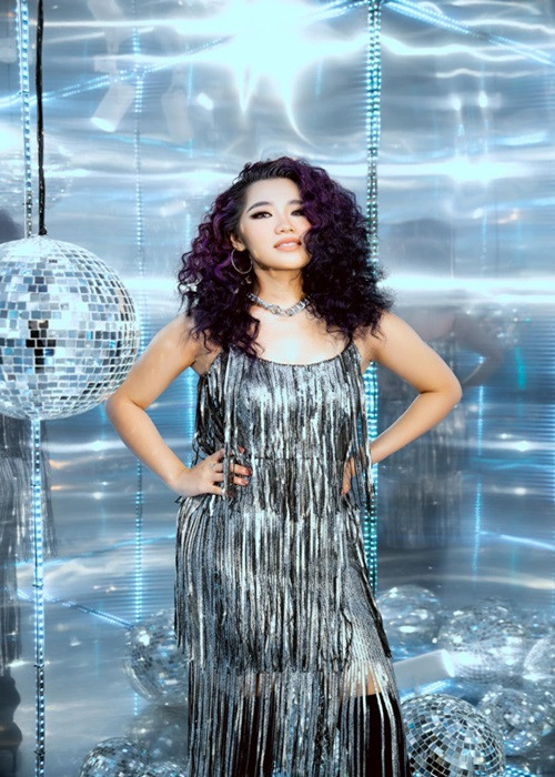 Cece Trương tốt nghiệp khóa học về piano cổ điển, piano đệm. Cô còn học thanh nhạc tại trường nhạc nhẹ MPU (TPHCM). Năm 2020, con gái Cẩm Vân ra mắt sản phẩm âm nhạc đầu tiên - MV “Virus".