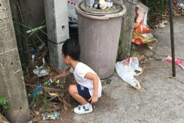 Con qua luoi hoc, cap vo chong nghi cach day do... cong dong mang than phuc