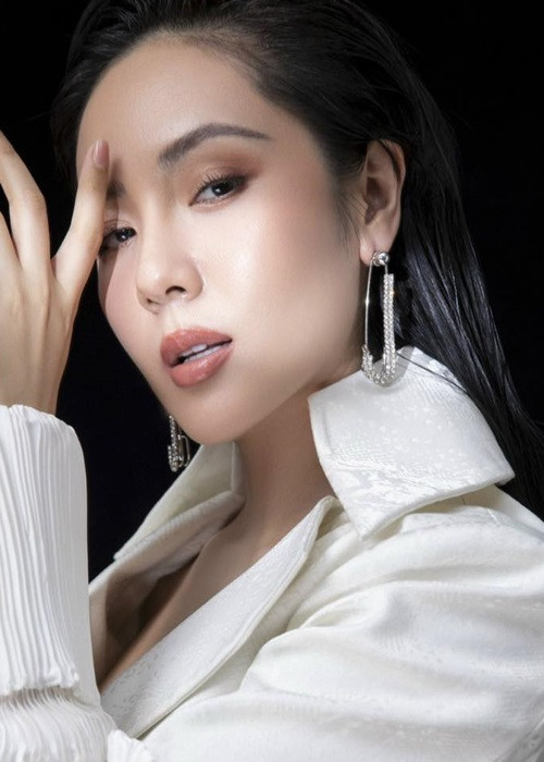 Giữa ồn ào, Phương Linh phân trần, chia sẻ của cô không mang tính chất cổ xúy. Nữ ca sĩ rất yêu trẻ con nhưng hiện tại chỉ tự tin sống một mình. Ảnh: FB Phương Linh