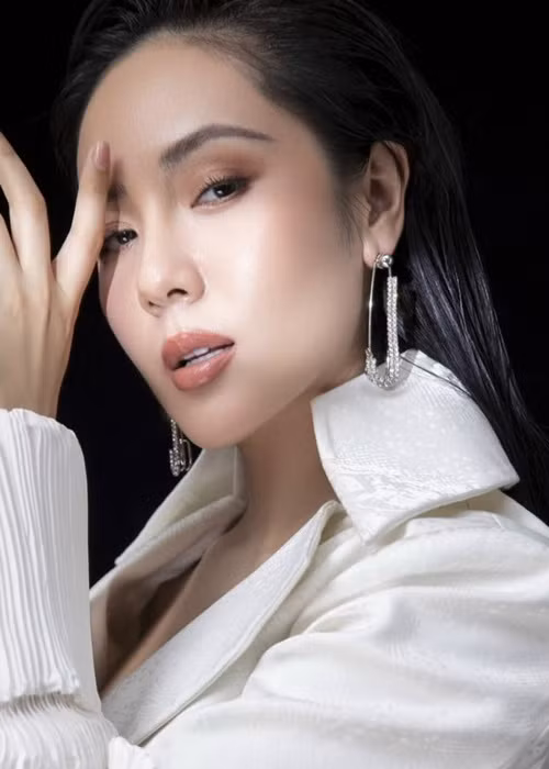 Giữa ồn ào, Phương Linh phân trần, chia sẻ của cô không mang tính chất cổ xúy. Nữ ca sĩ rất yêu trẻ con nhưng hiện tại chỉ tự tin sống một mình. Ảnh: FB Phương Linh