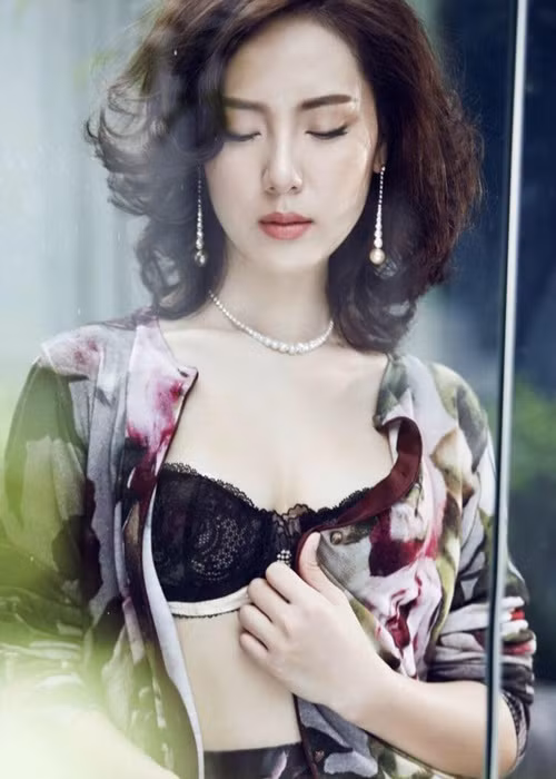 Năm 2019, Phương Linh chia sẻ một mối tình buồn. Cô cho biết, trong khi cô yêu không toan tính, tình cũ luôn “phải suy nghĩ đã”. Ảnh: FB Phương Linh