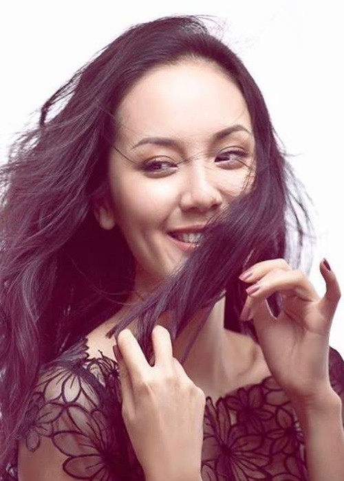 Phương Linh không đi hát nhiều. Tuy nhiên, cô vẫn có cuộc sống giàu có với xe sang, hàng hiệu. Ảnh: FB Phương Linh