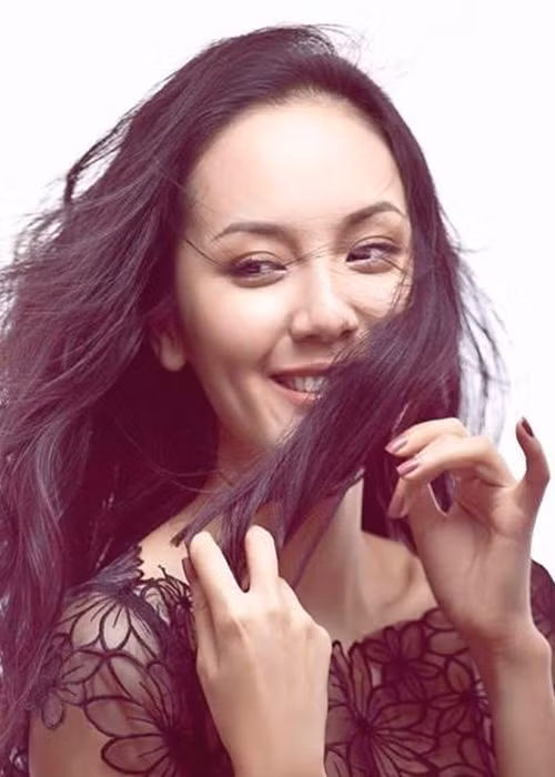 Phương Linh không đi hát nhiều. Tuy nhiên, cô vẫn có cuộc sống giàu có với xe sang, hàng hiệu. Ảnh: FB Phương Linh