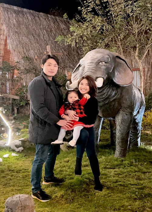 Ca sĩ Pha Lê cùng ông xã người Hàn Quốc đưa con gái đi du lịch dịp Tết Dương lịch 2022.