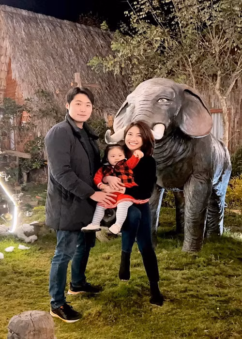 Ca sĩ Pha Lê cùng ông xã người Hàn Quốc đưa con gái đi du lịch dịp Tết Dương lịch 2022.