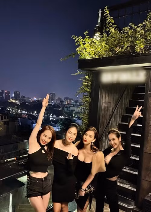 Lã Thanh Huyền đón năm mới bên Quỳnh Nga, Huyền Lizzie.