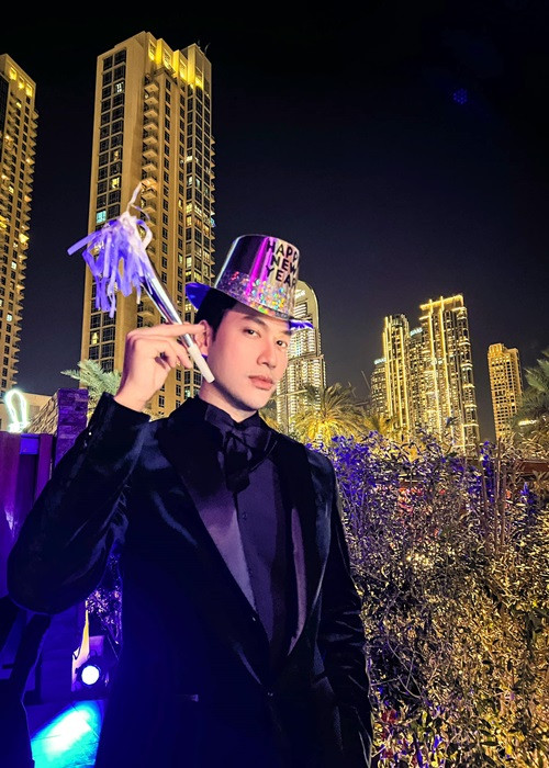 Lý Quí Khánh ra mắt bộ sưu tập váy áo ở Dubai nên đón Tết Dương lịch ở nước ngoài.