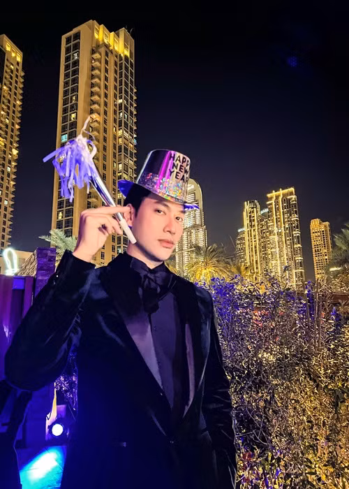 Lý Quí Khánh ra mắt bộ sưu tập váy áo ở Dubai nên đón Tết Dương lịch ở nước ngoài.