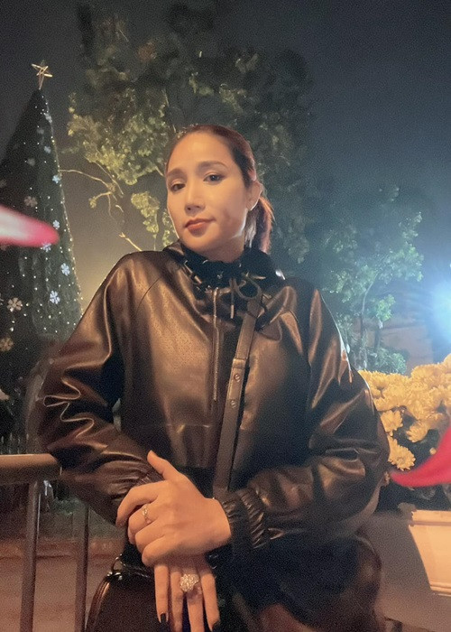 MC Cát Tường đón năm mới ở Hà Nội. “Đón năm mới ở một nơi không phải là nhà, không người thân bên cạnh nhưng vẫn bình an”, cô chia sẻ.