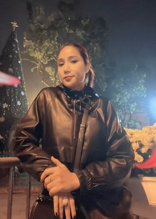 MC Cát Tường đón năm mới ở Hà Nội. “Đón năm mới ở một nơi không phải là nhà, không người thân bên cạnh nhưng vẫn bình an”, cô chia sẻ.