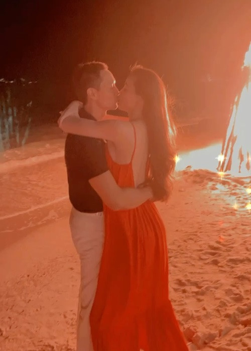 Hồ Ngọc Hà - Kim Lý trao nhau nụ hôn ngọt ngào trên bãi biển khi ở Phú Quốc đón Tết Dương lịch 2022. Hà Hồ chia sẻ: “Ông bố bà mẹ bỉm sữa tranh thủ chụp tấm hình giờ phút cuối cùng của năm cũ. Cùng ôn lại kỷ niệm ngày đầu gặp gỡ và giờ bơ phờ chăm con trong hạnh phúc. Một năm mới nữa lại đến sau những năm sóng gió của toàn nhân loại, xin được cầu chúc sức khỏe, đoàn tụ và bình an đến với mọi người”.