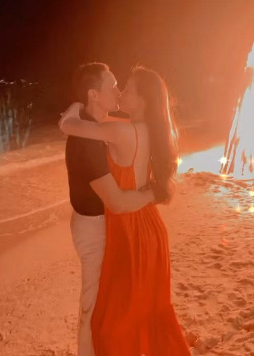 Hồ Ngọc Hà - Kim Lý trao nhau nụ hôn ngọt ngào trên bãi biển khi ở Phú Quốc đón Tết Dương lịch 2022. Hà Hồ chia sẻ: “Ông bố bà mẹ bỉm sữa tranh thủ chụp tấm hình giờ phút cuối cùng của năm cũ. Cùng ôn lại kỷ niệm ngày đầu gặp gỡ và giờ bơ phờ chăm con trong hạnh phúc. Một năm mới nữa lại đến sau những năm sóng gió của toàn nhân loại, xin được cầu chúc sức khỏe, đoàn tụ và bình an đến với mọi người”.