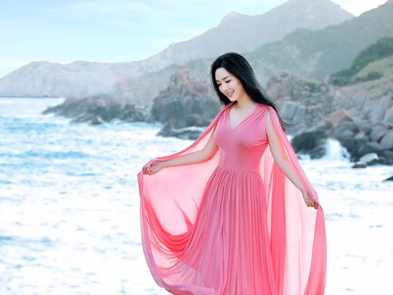 Hoa hậu Giáng My chia sẻ, cô lựa chọn chiếc váy hồng để đón chào ngày đầu tiên của năm 2022. "Cầu mong mọi điều tốt lành, hanh thông, bình an hạnh phúc đến với tất cả những người thân yêu trong năm 2022 với toàn màu hồng mật ngọt”, Giáng My viết.