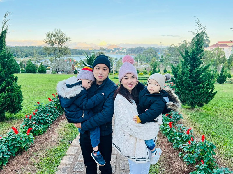 Tết Dương lịch 2022, vợ chồng đạo diễn Victor Vũ - Đinh Ngọc Diệp dành thời gian cho các con.