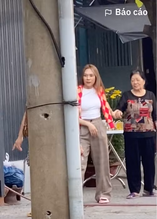 Hình ảnh Mỹ Tâm bên mẹ ở quê nhà Đà Nẵng. Ảnh: Yan